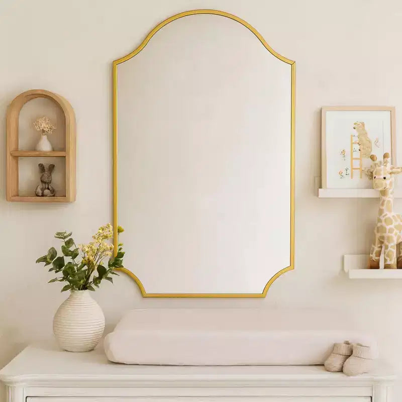 Specchio da parete smerlato ad arco in oro spazzolato, 24x36, singolo